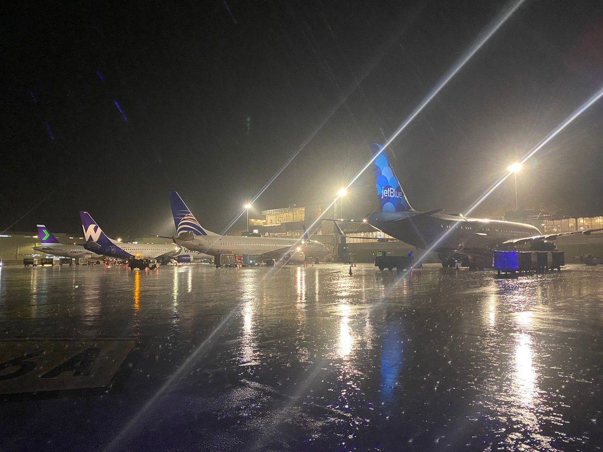 FrankERainieri's tweet photo. Así se encuentra el Aeropuerto de Punta Cana en estos momentos.  Con siete operaciones al mismo tiempo. Todo se pudo lograr gracias al esfuerzo de todas las autoridades del estado. Rep Dom está de moda. ⁦@DavidColladoM⁩ ⁦@MartePiantini⁩ ⁦⁦@victorpichardo⁩ https://t.co/heReoFQ7ms