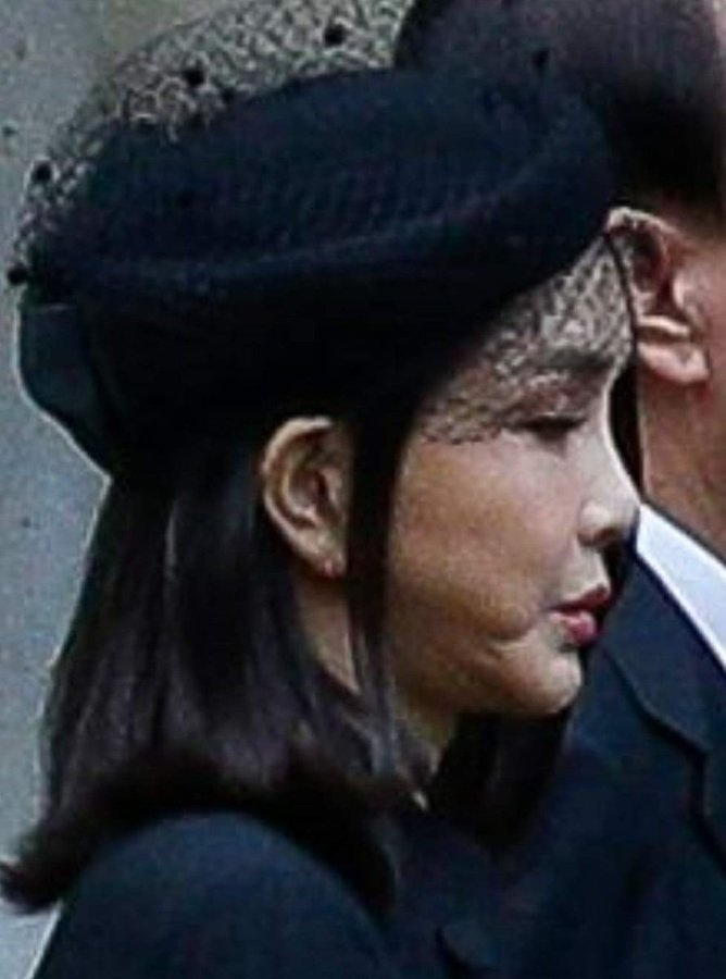 binmudum's tweet photo. 김건희가 엘리자베스 영국 엘리자베스 여왕 장례식에 '검은 베일' 모자를 쓰고 참석했다. 서양에서도 검은 베일은 과부를 상징한다. 장례식에서 미망인과 직계가족만 검은 베일을 착용하는 이유다. 김건희가 미망인 예행연습한 것이라면 모르겠지만 역시 '무식하면 용감'하다. https://t.co/kFF9iVBtlo