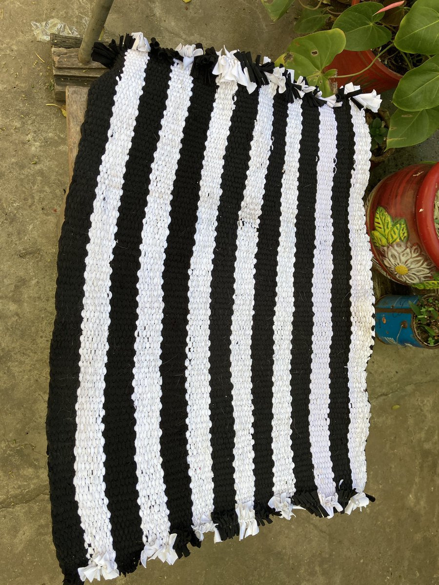 Mi abuelito me pidió que ofrezca sus mantelcitos de poyvi (son de tela) 0982981061 es mi número por si quieran comprarle✨ Vende a 30mil c/u o 2x50mil! Es de Loma Pyta. Tiene muchísimos disponibles! Me ayudan con un RT💕