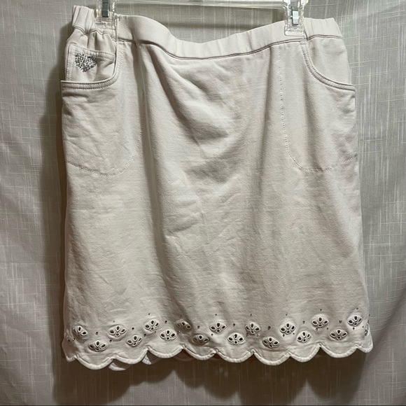 lisa_shamblen's tweet photo. So good I had to share! Check out all the items I'm loving on @Poshmarkapp #poshmark #fashion #style #shopmycloset #jaclynsmith #quackerfactory #stateofmine: https://t.co/6EdLbRBHv5 https://t.co/UET89dE4V9