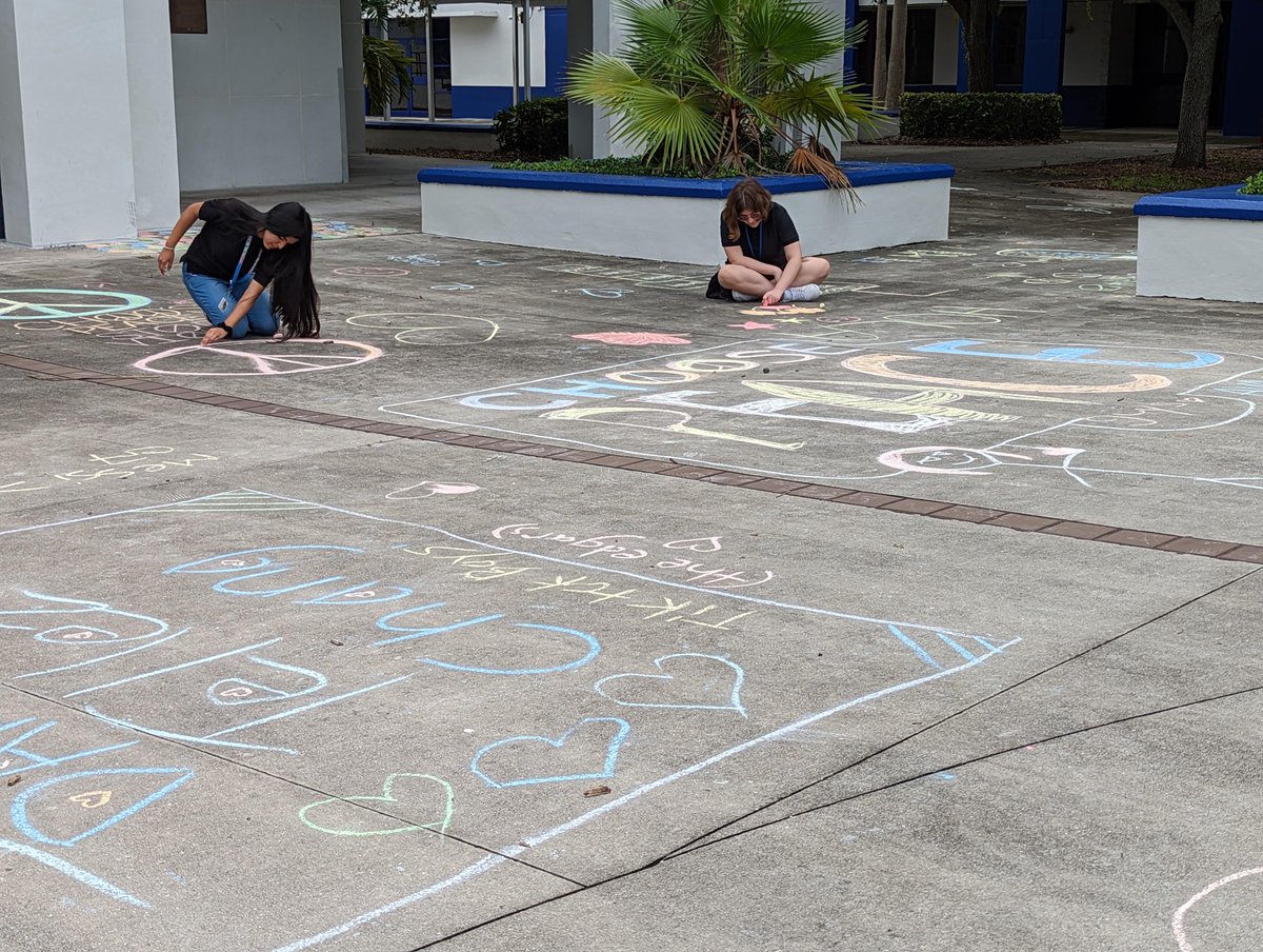 WCYMiddleSchool's tweet photo. Peer counselors kicked off PEACE WEEK with #Chalk4Peace. @choosepeacestopviolence @APShabsels_WCY @ChoozPeace @FACE_BCPS @suptvcartwright @browardschools @AlanStraussbcps https://t.co/5Jlgu7YQ93