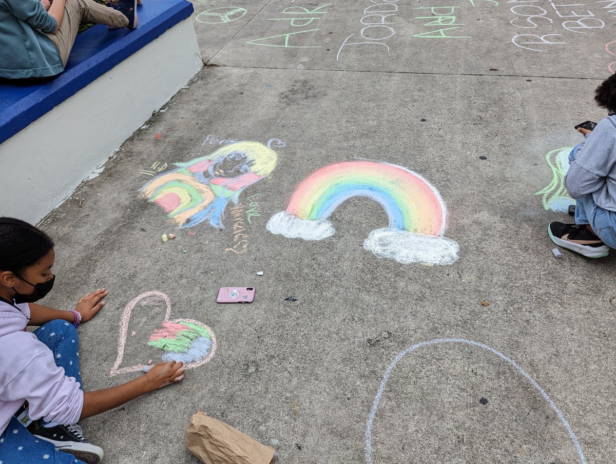 WCYMiddleSchool's tweet photo. Peer counselors kicked off PEACE WEEK with #Chalk4Peace. @choosepeacestopviolence @APShabsels_WCY @ChoozPeace @FACE_BCPS @suptvcartwright @browardschools @AlanStraussbcps https://t.co/5Jlgu7YQ93