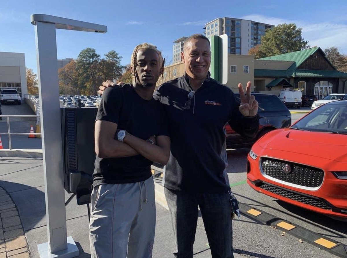 lottareds's tweet photo. Playboi Carti flicking up with an Atlanta Peach Movers employee https://t.co/ZUwH8sIQOv