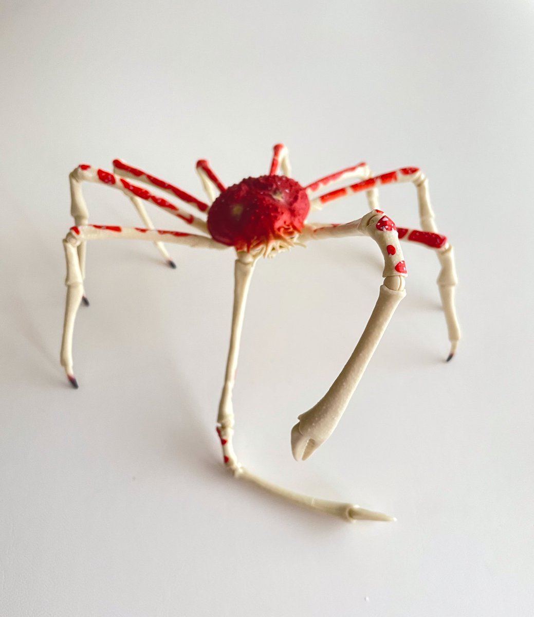 「探してもなかなか無かったカニガチャ。竹下通りで見つけて回したらタカアシガニが出て」|東 ちなつのイラスト