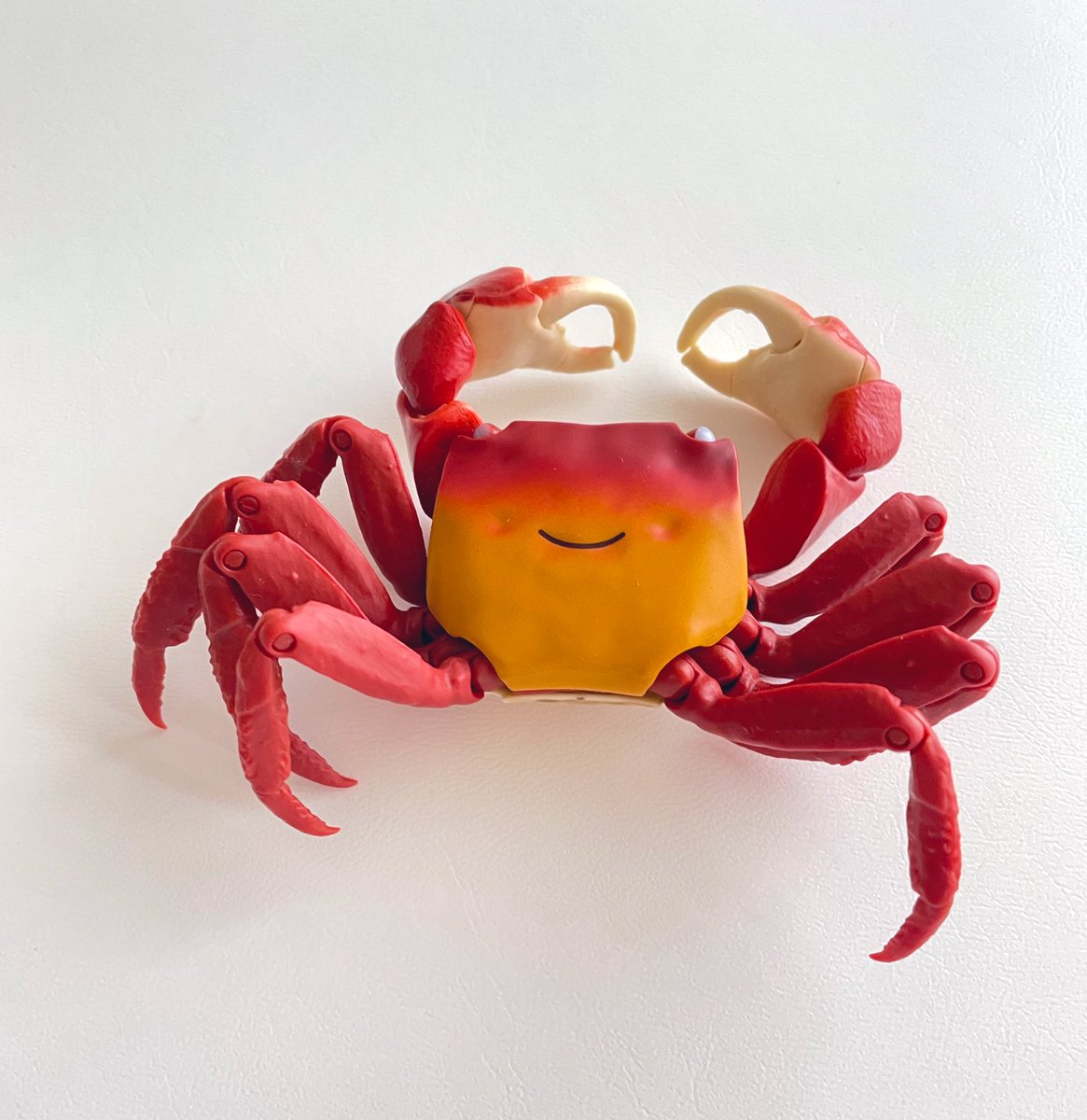 「探してもなかなか無かったカニガチャ。竹下通りで見つけて回したらタカアシガニが出て」|東 ちなつのイラスト
