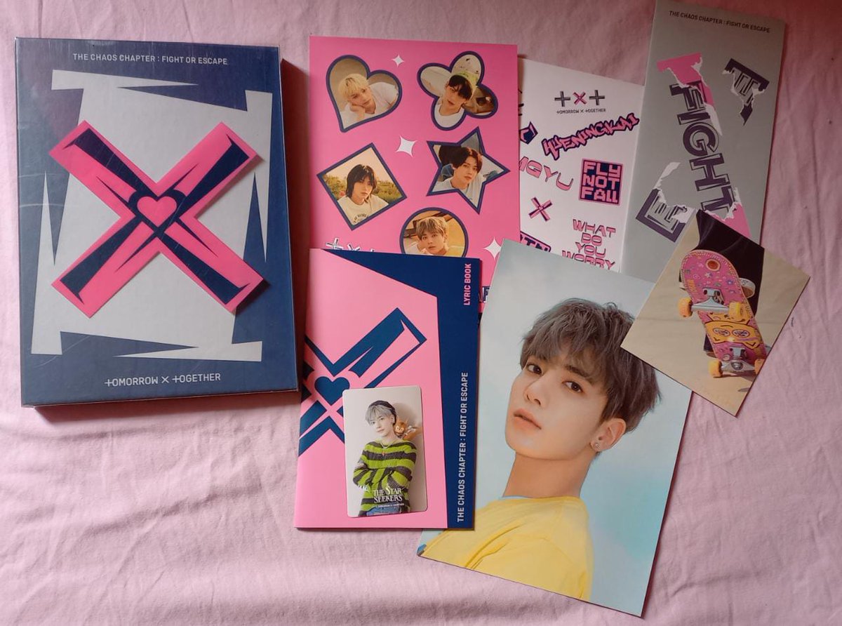 TYUNFLUFFY's tweet photo. VENDA/VENDO ÁLBUM TXT

- Vendo álbum The Chaos Chapter: fight or escape versão escape incompleto (Contém tudo oq está na foto) 
- Valor: R$100 (com o frete incluso) 
- Tenho feedbacks no ig: @tyuncllct 
- Mando mais fotos e vídeos no pv 

@TXT_troca5venda @vendaetrocakpop https://t.co/RM98eyHWHg