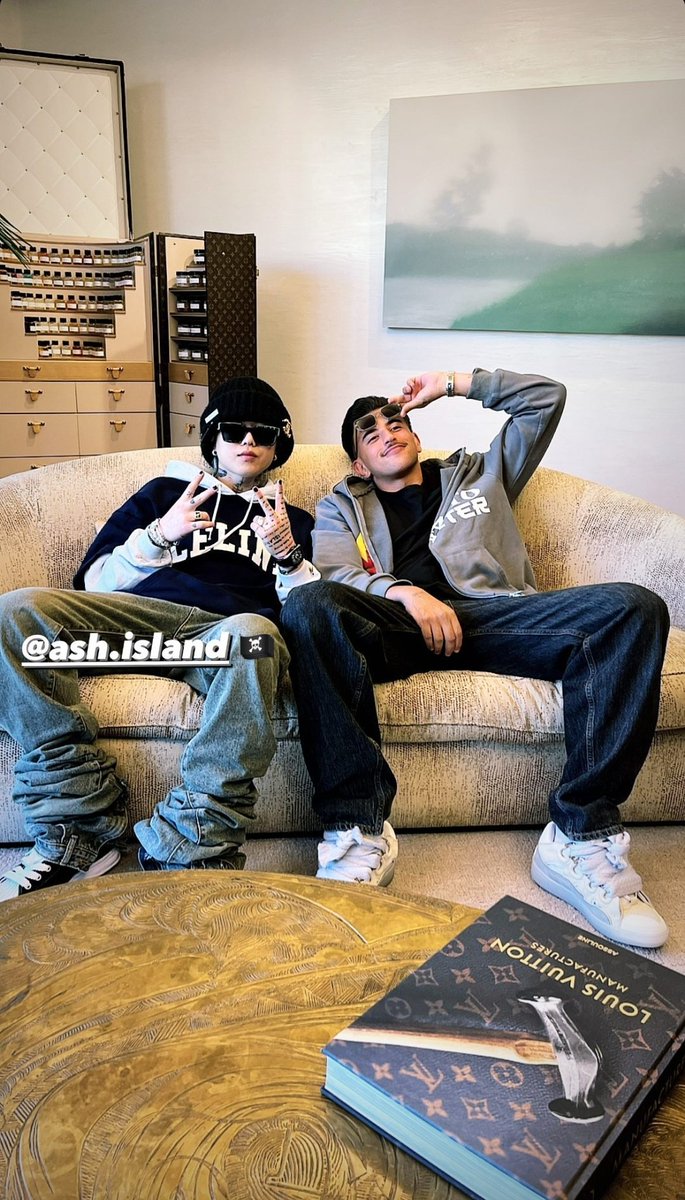 i_need_you_ash's tweet photo. 파리가서 재밌으신가요.. 깜찍한 남성분..?
#ashislandparis #윤진영 #애쉬아일랜드 https://t.co/B84ofHEUDJ