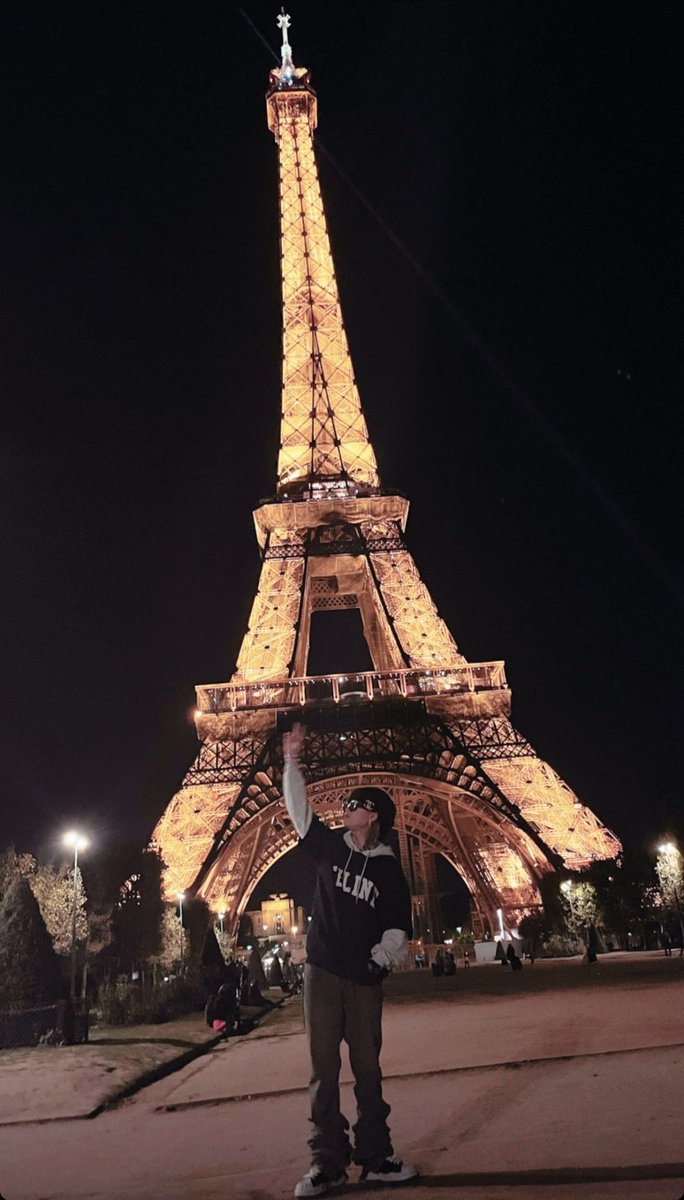 i_need_you_ash's tweet photo. 파리가서 재밌으신가요.. 깜찍한 남성분..?
#ashislandparis #윤진영 #애쉬아일랜드 https://t.co/B84ofHEUDJ