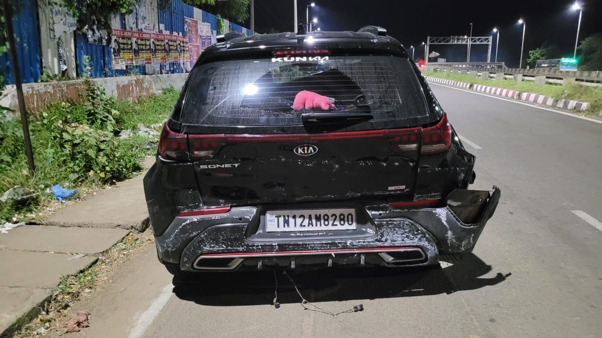 joefelixjoe's tweet photo. @KiaInd @MORTHIndia @MORTHRoadSafety @nitin_gadkari Even after direct collision between white kia seltos 6airbag on kia sonet back 6airbag didn't deploy in both. #finekia #faultyairbagkia https://t.co/ldGQ20owoq