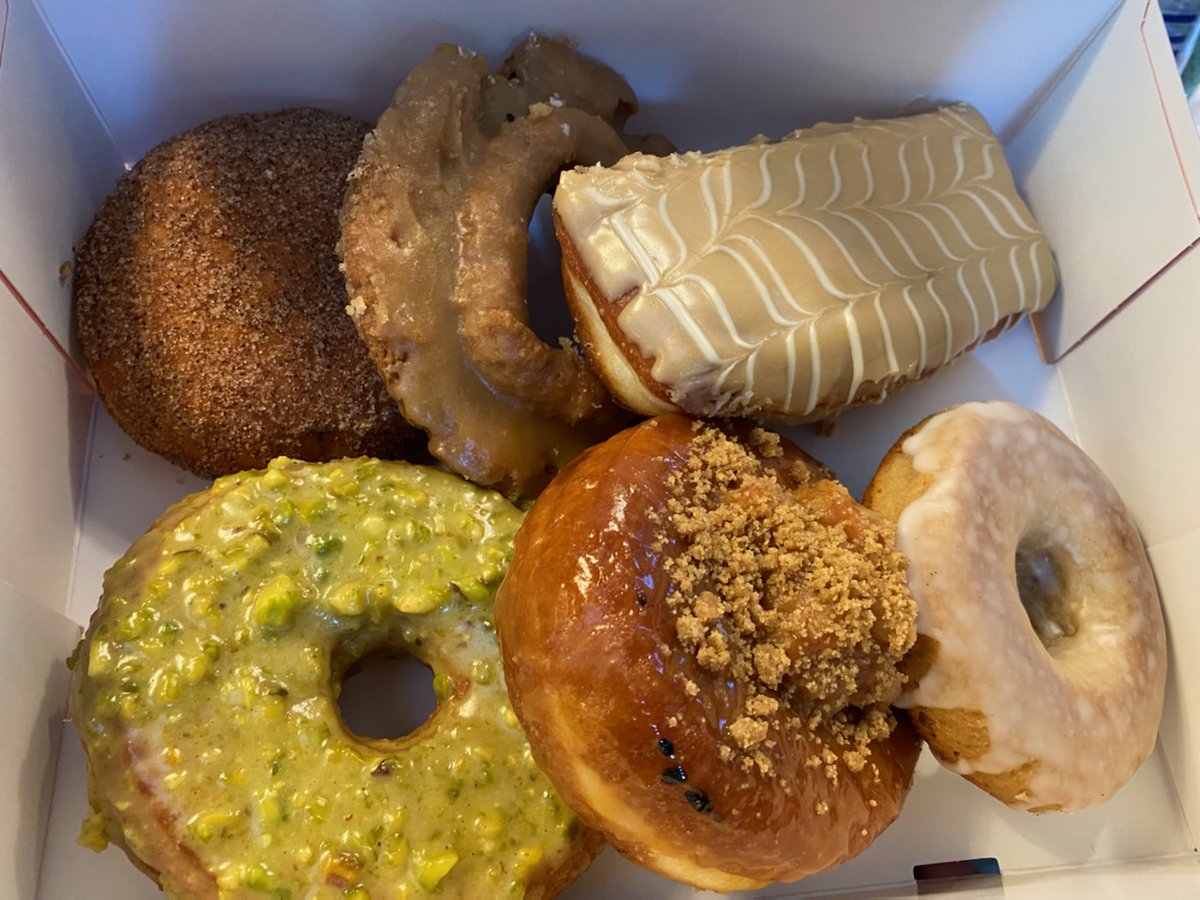 rbizzle0520's tweet photo. When your love language is pastry...these donuts from #49thparallelcoffee made us very happy. @IntlDwtnAssoc #IDAVAN22 https://t.co/PkbLbBJZSL