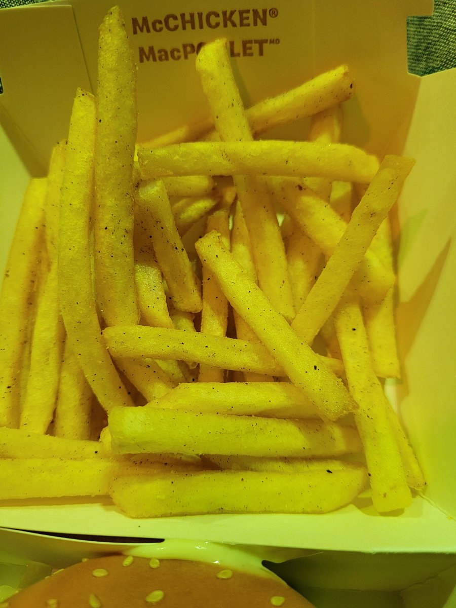 giovannavitone's tweet photo. @McDonaldsCanada bramalea and sandalwood clearlh doesnt change their oil for fries 🤢 https://t.co/5AoE6mL0yh