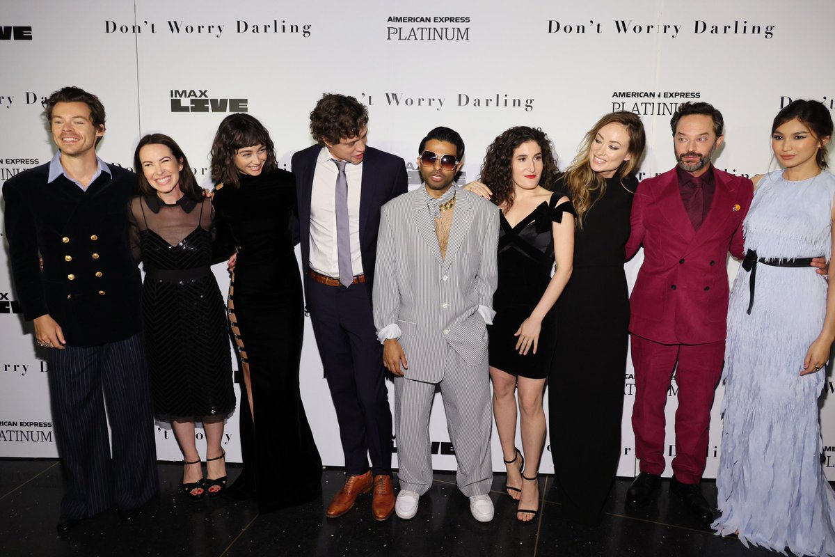 KingsMediaHL's tweet photo. 📸| Harry and the cast of #DontWorryDarling at the premiere tonight. https://t.co/ss19lRtyp2