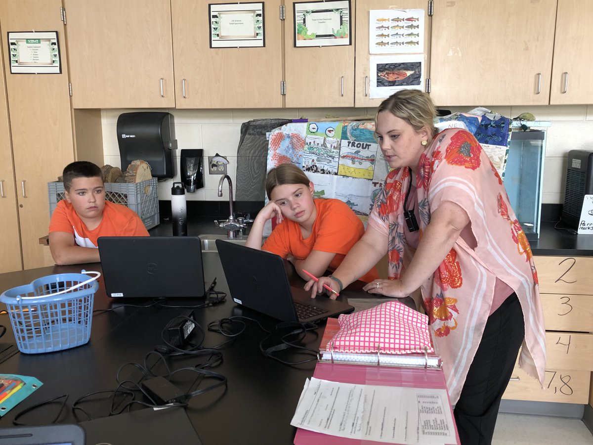 GocoIfs's tweet photo. Did you know cockroaches need mites to survive? Mrs. Krul helps TMS students on their Nearpod assignment over cockroaches today. #stem #teaching #education #sciencetwitter #gogoco #nearpod #edutwitter #school https://t.co/D6H3RH5kWi