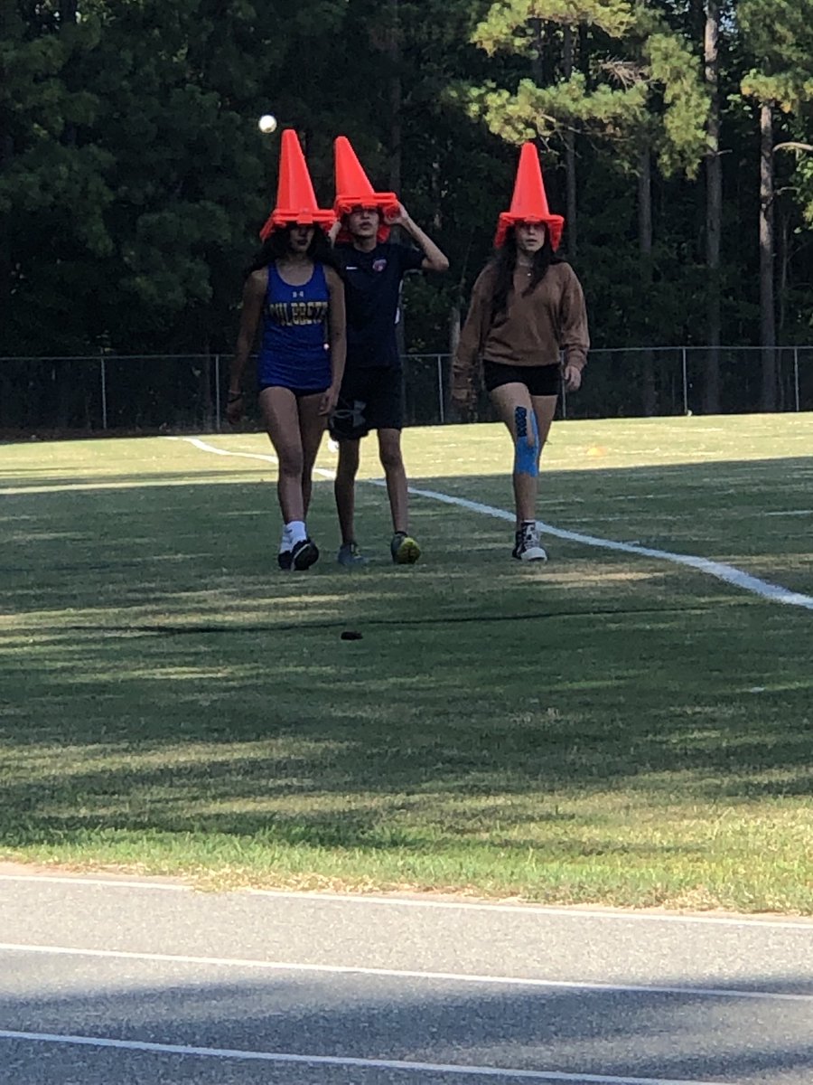 ⁦ ⁦<a href="/CulbrethCougars/">Culbreth Middle School</a>⁩ runners help set up the course for today’s home meet. #clever #teamwork #cougarpride