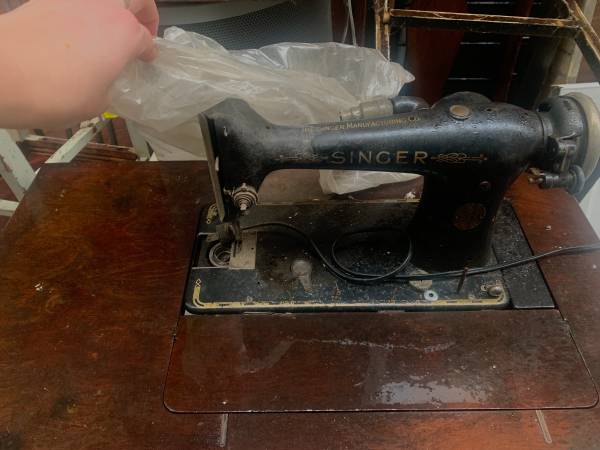 free_stof's tweet photo. Someone is throwing away old Singer sewing machine with table https://t.co/cM8Q24A6X2 https://t.co/QnDeRS0qtq