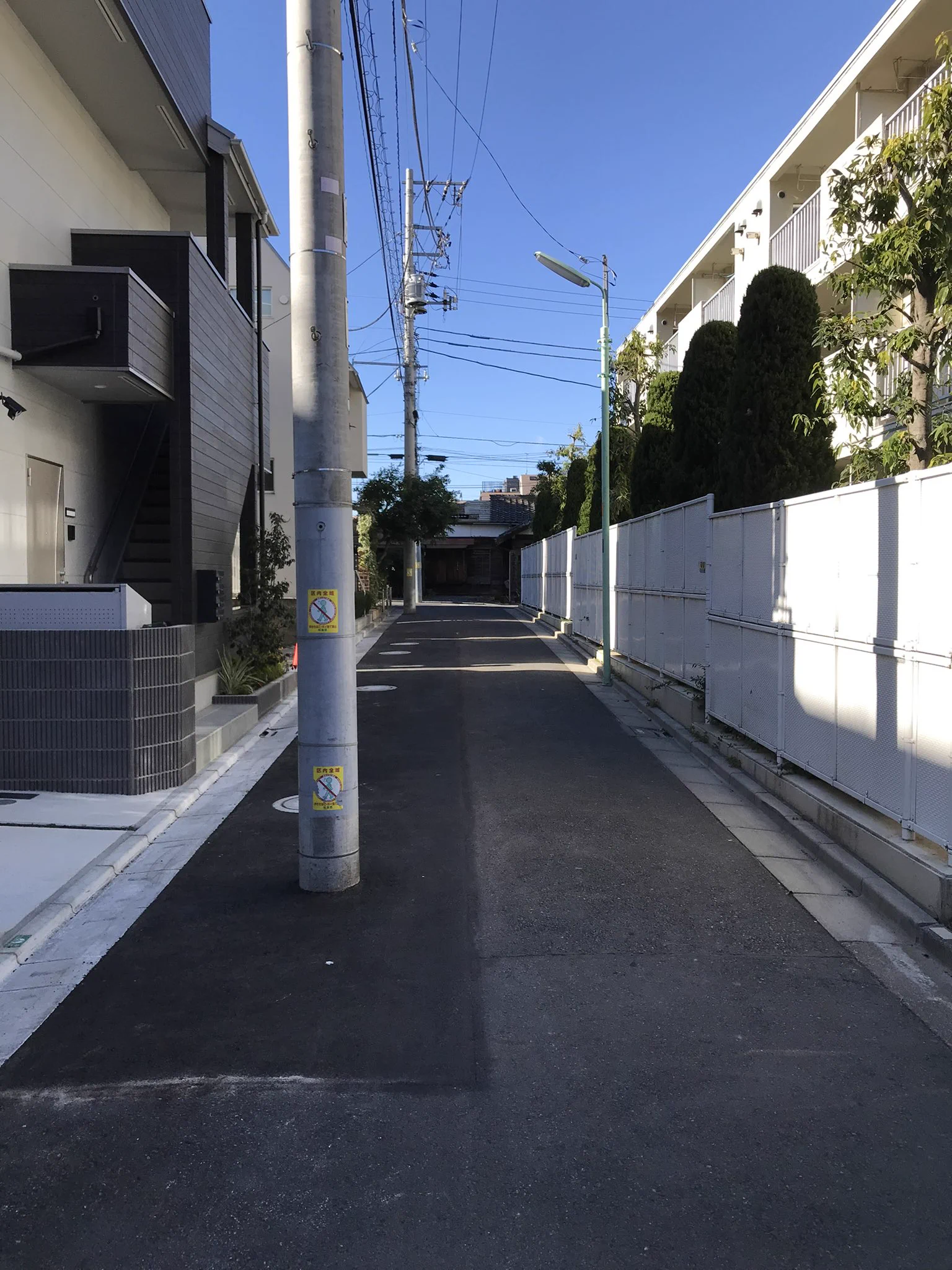 新築戸建駐車場付きの物件！(ただし電信柱が邪魔で入庫できません)