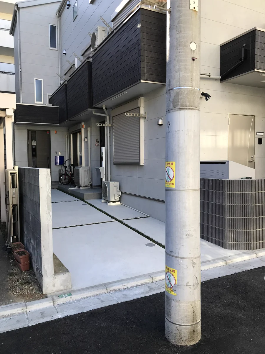 新築戸建駐車場付きの物件！(ただし電信柱が邪魔で入庫できません)