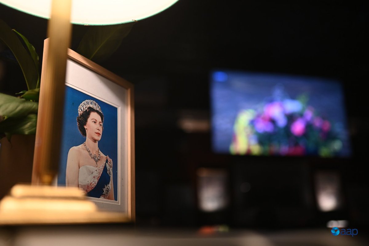AAPNewswire's tweet photo. Australians have watched live telecasts of the Queen's funeral service at Westminster Abbey ahead of a day of mourning when they will be able to pay their respects to the long-reigning monarch.

More via @domgiannini_ &amp; @dollyybird: https://t.co/9ISHEgdYYS

📷 @SaphorePhoto - AAP https://t.co/xlNOFwtSC2