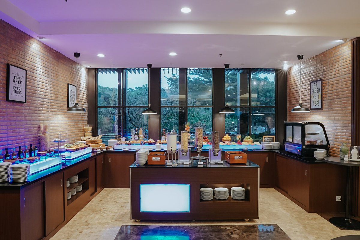 AstonBogor's tweet photo. Breakfast is the beginning of the day. 

Our buffet breakfast open daily from 6 to 10 am located at Batutulis Restaurant 

#StayAtArchipelago
#StayAtASTON
#ArchipelagoRestaurants
#ASTONRestaurants
#ASTONBogor https://t.co/eMIS0wYG8A