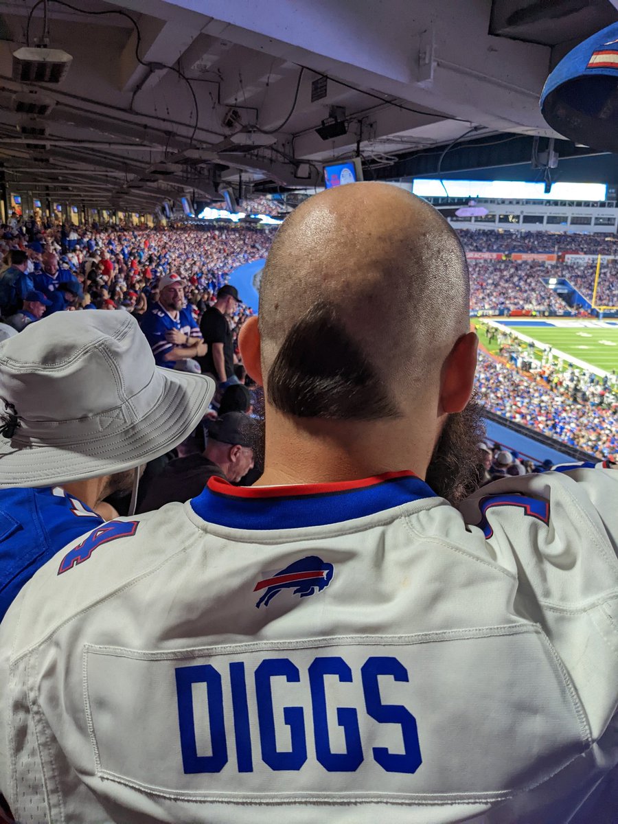 jakebotticello's tweet photo. The fan in front of me.
#vonmiller #trianglepower #billsmafia #bills https://t.co/nBA7qdvJaE