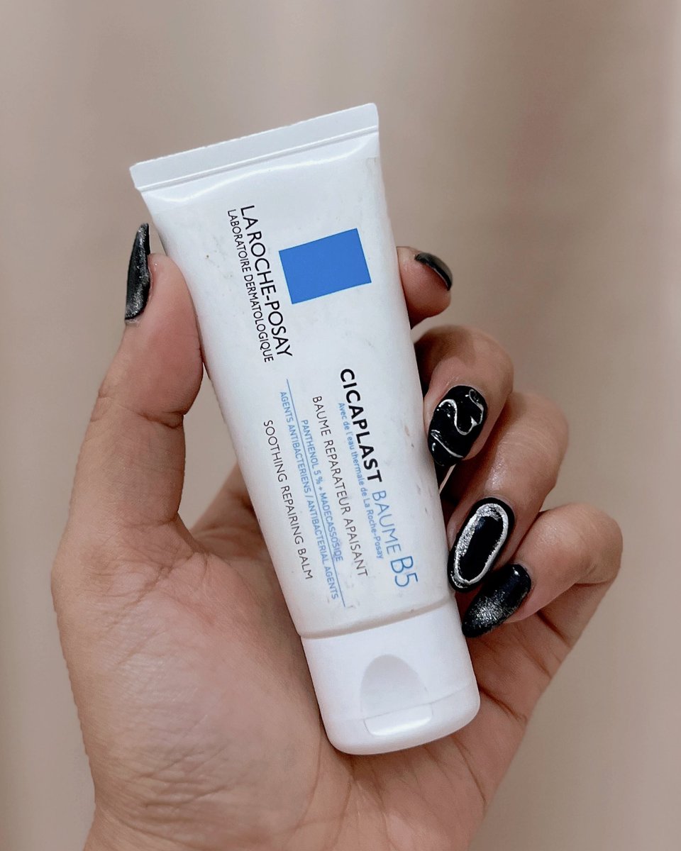 Buat yang punya bekas luka yang susah ilang, atau malah jadi keloid, coba pake ini deh

Luka operasi aku kayak mau jadi keloid gitu, kulitnya nimbul, jadi aku rutinin pake 1,5 bulanan ini

Eh works banget, kulit yang tadinya nimbul jadi udah rata, tinggal bekas hitamnya aja 👍🏻