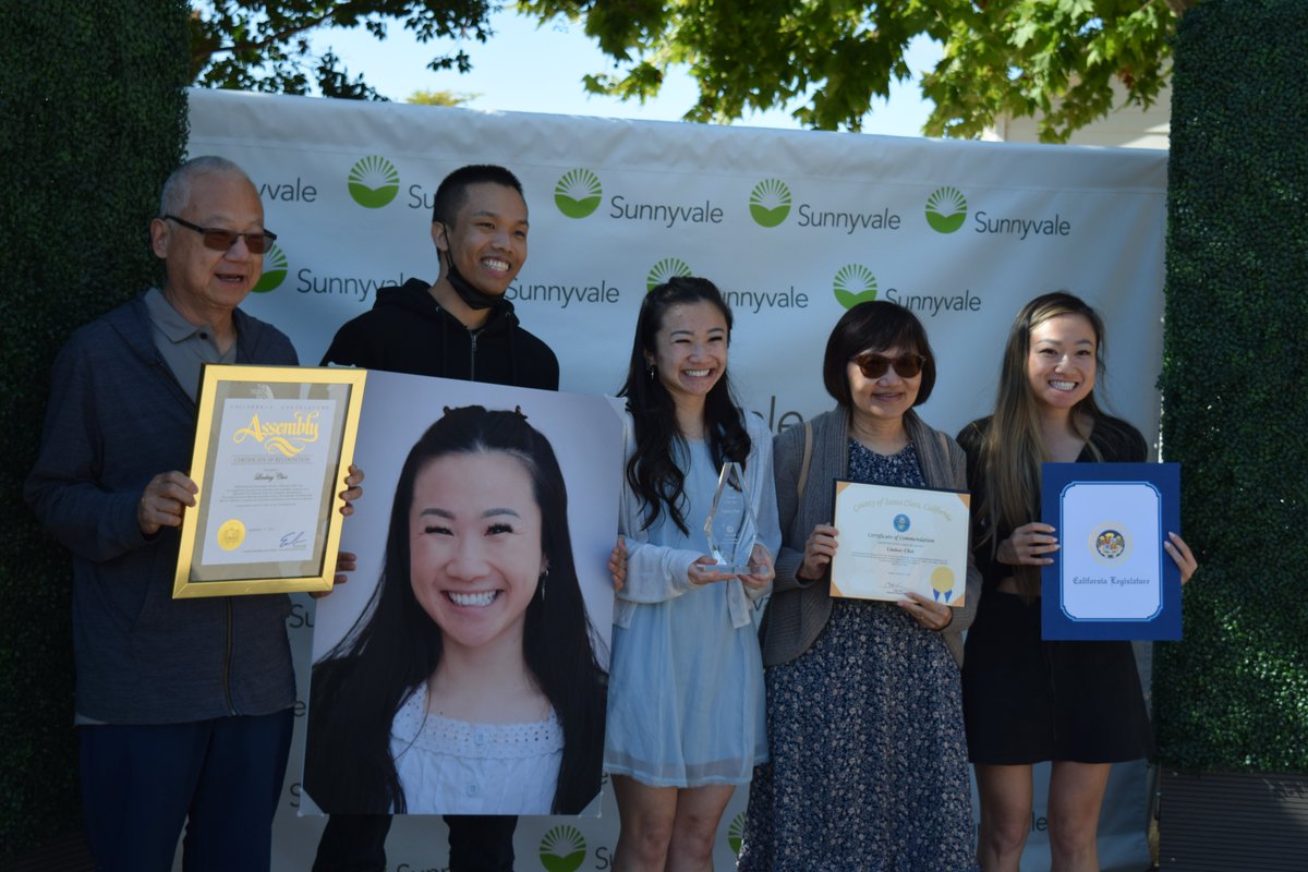 It was wonderful seeing Lindsey Choi of Columbia Middle, be recognized at the #SunnyvaleStateofTheCity2022 as the city's Educator of the Year during its annual Community Awards ceremony on Saturday! We couldn't be more proud! Well deserved Lindsey! #WeAreSunnyvaleSD #GoBulldogs