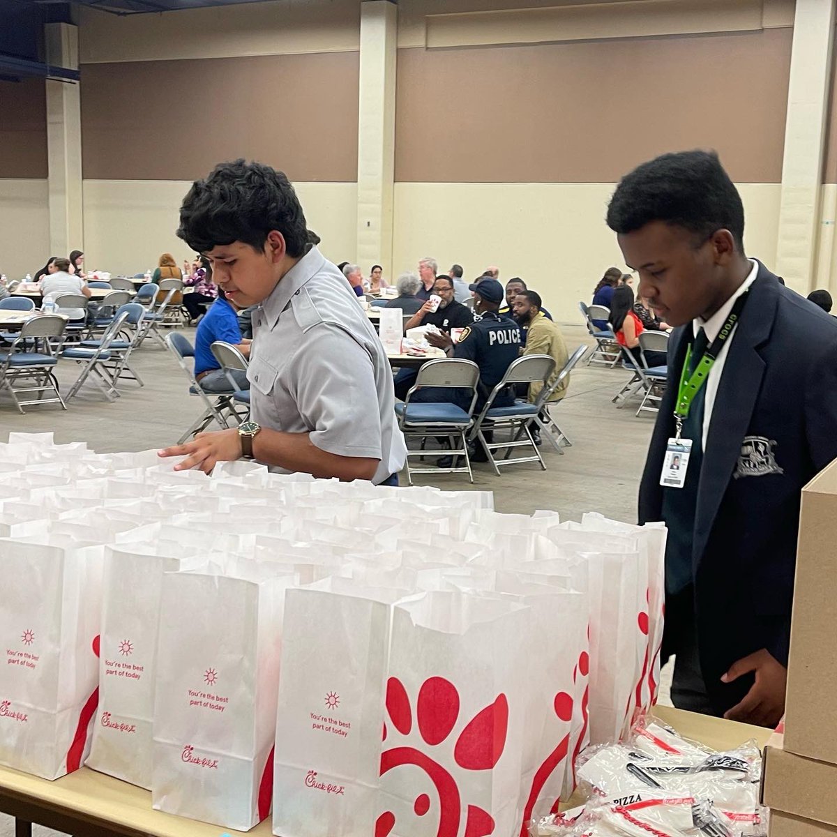 FWISD_CTE's tweet photo. If youโre not at the @fortworthisd #collegenight you better hurry! We are serving dinner from @ifratellipizza, @ChickfilA,
@tiffstreats! Grab some grub & visit with representatives from hundreds of colleges and universities at @WillRogersMC until 8:30 p.m. #collegegoals๐
#gspoc https://t.co/VHdTzTwJS3