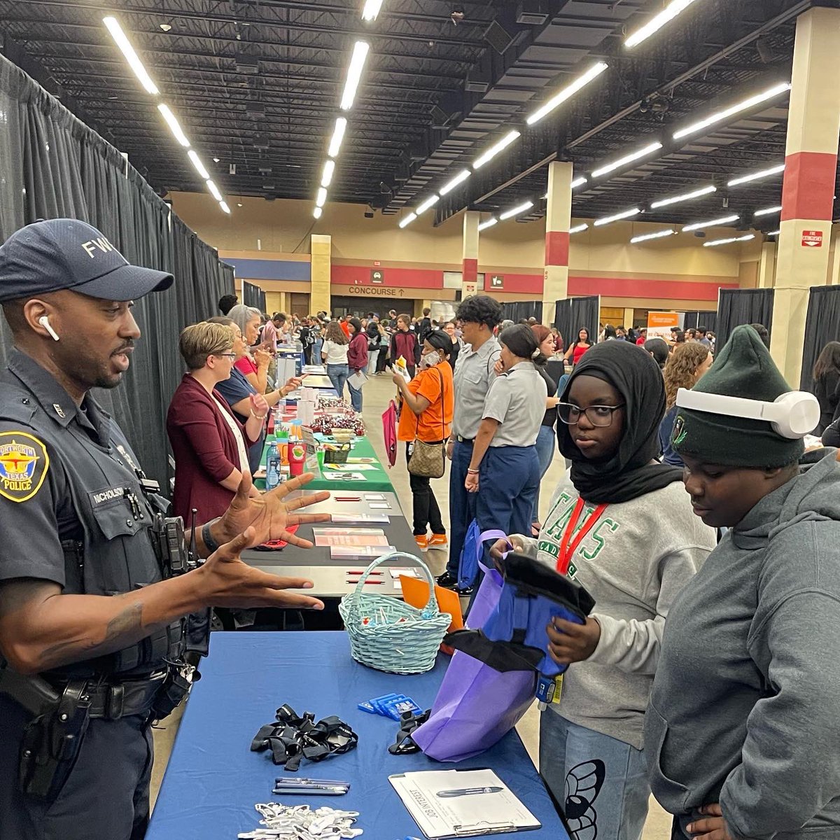 FWISD_CTE's tweet photo. If youโre not at the @fortworthisd #collegenight you better hurry! We are serving dinner from @ifratellipizza, @ChickfilA,
@tiffstreats! Grab some grub & visit with representatives from hundreds of colleges and universities at @WillRogersMC until 8:30 p.m. #collegegoals๐
#gspoc https://t.co/VHdTzTwJS3