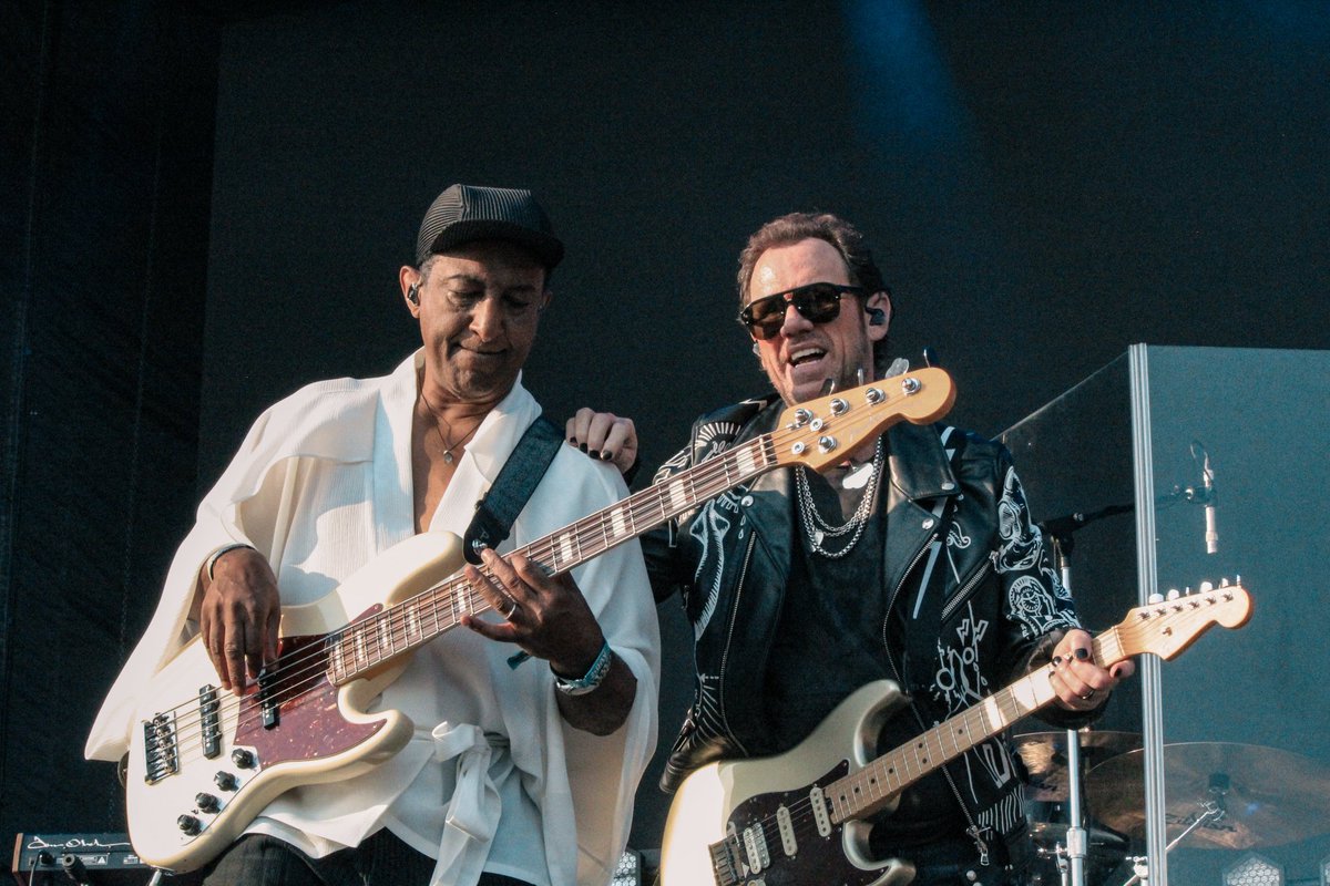 MikeyCraig15's tweet photo. seahearnow had the best crowd! Thank you for coming out and dancing with us on the beach 🌊☀️ https://t.co/5l7vL5F9CJ