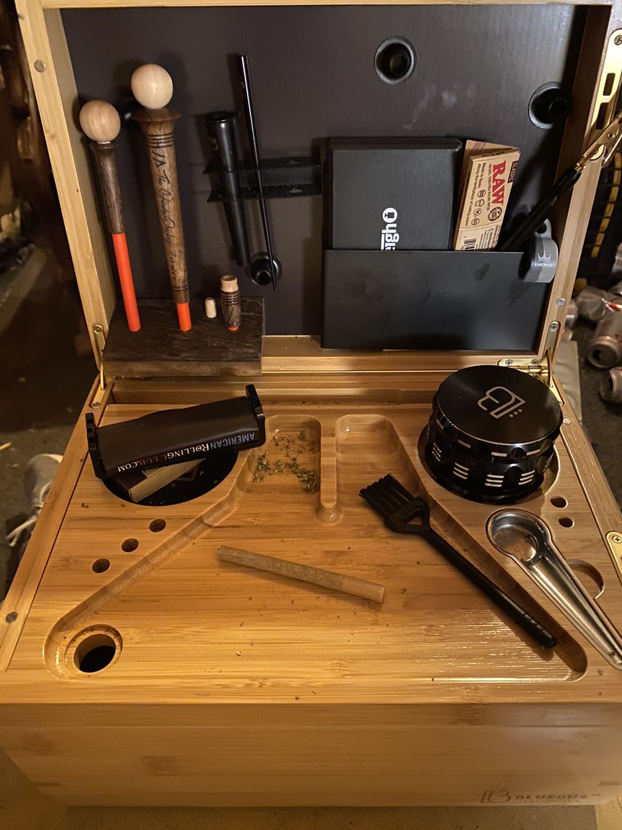 #Mmemberville I tried to roll my own again with the <a href="/RAWLIFE247/">RAW Rolling Paper</a> kit I won from <a href="/Ribera420/">M⁴a²nn⁰y</a> with <a href="/RedEyeSocialCLT/">Charlotte Smokers Club</a> Platinum Kush inside. The stash box is the <a href="/BluebusFT/">BlueBus Fine Smoking Tools</a> Discovery and you can find it here: bluebusft.com/bus/3/. The Pukers are from <a href="/TheHandyPucker/">KnottyLABS</a>.