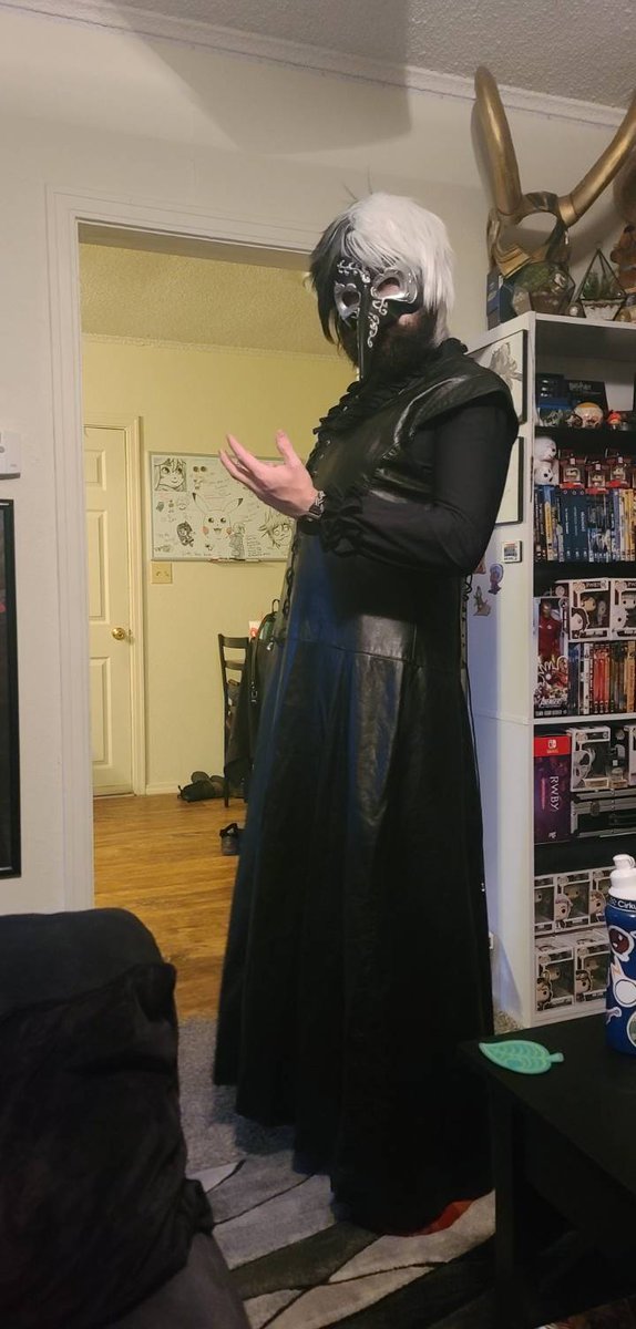 BeebeBuilds's tweet photo. Had a blast checking out my partner's mom's rummage sale for costume pieces and props! I found this KILLER leather robe...thing, as well as multiple other pieces! I'm definitely going to get use out of this. 🤣 Threw together some prototype ideas for Halloween! https://t.co/1GOmIEI8Qd