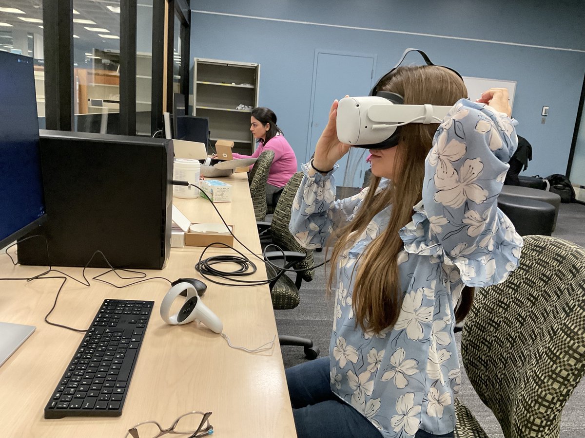 nadianaffi's tweet photo. JOURNÉE#2
Le matin, notre équipe #FormationMeta a finalement mis la main sur les casques #réalitévirtuelle & quel extase! Nous avons passé notre après midi avec l'équipe @stellarx_ai à poser nos questions & nous préparer pour se lancer dans la conception de la formation en #VR https://t.co/9Pyp2pfNPL