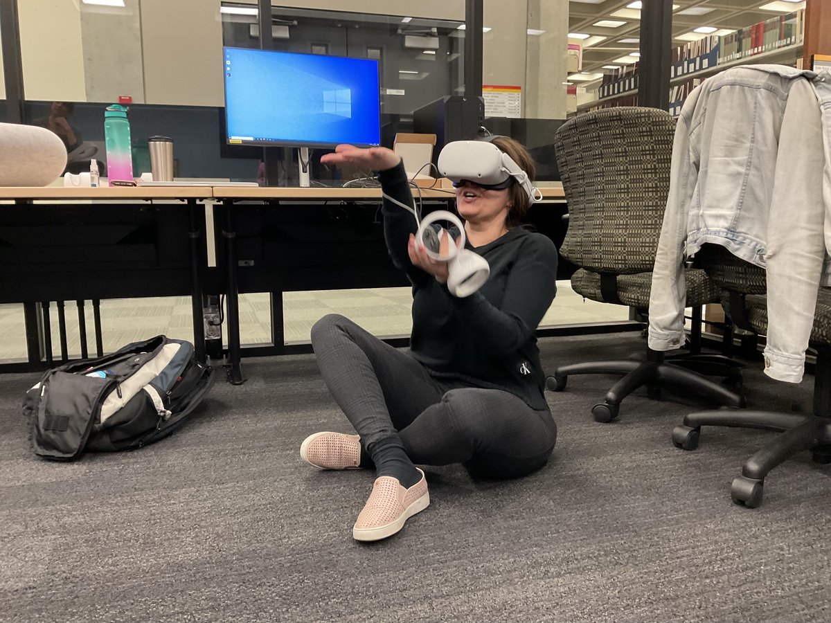 nadianaffi's tweet photo. JOURNÉE#2
Le matin, notre équipe #FormationMeta a finalement mis la main sur les casques #réalitévirtuelle & quel extase! Nous avons passé notre après midi avec l'équipe @stellarx_ai à poser nos questions & nous préparer pour se lancer dans la conception de la formation en #VR https://t.co/9Pyp2pfNPL
