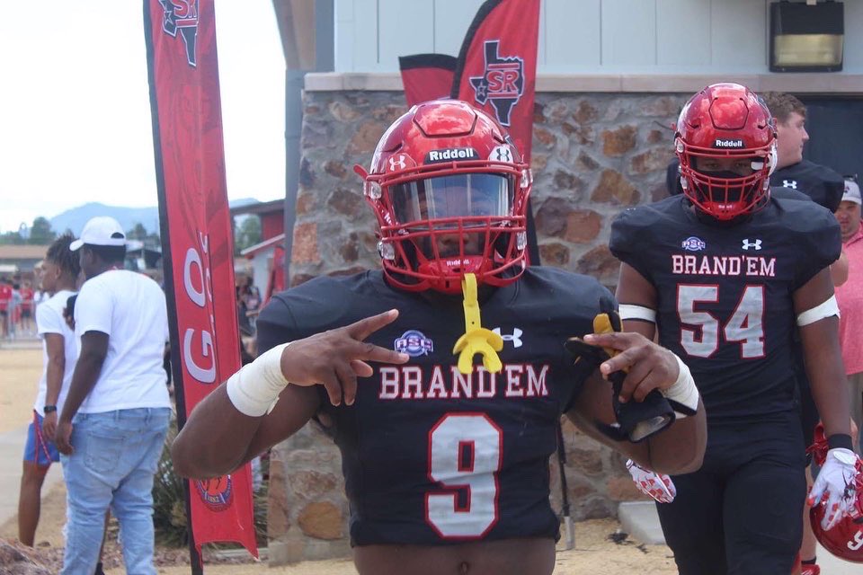 CoachJayBussey's tweet photo. A SIGN of PEACE , that’s why I hold up ✌🏾fingers https://t.co/uPtdxjUueh