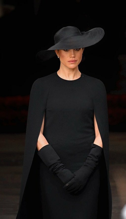 gabo740404's tweet image. Somebody call the same person to get the outfit...😏
#GodSaveTheQueen
#GodSaveTheQueue