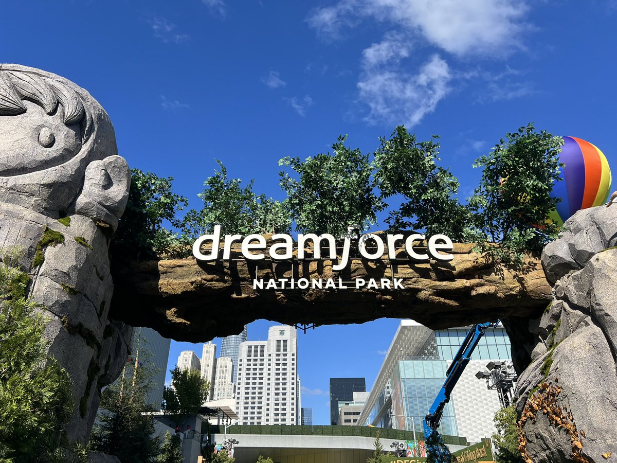 btaylor's tweet photo. Just walked the Dreamforce campus and it looks amazing! So excited for our long overdue Trailblazer family reunion tomorrow ❤️ https://t.co/O1Me4Ok2kW
