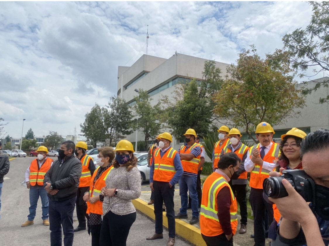 SalvaFdezAyala's tweet photo. 👷‍♂️@centrosctedome1 participando en #SimulacroNacional2022 que sirvió minutos después en #Sismo real. Reducimos  a la mitad el tiempo de evacuación del simulacro 🕣. @SCT_mx https://t.co/14mAWGnn2Z