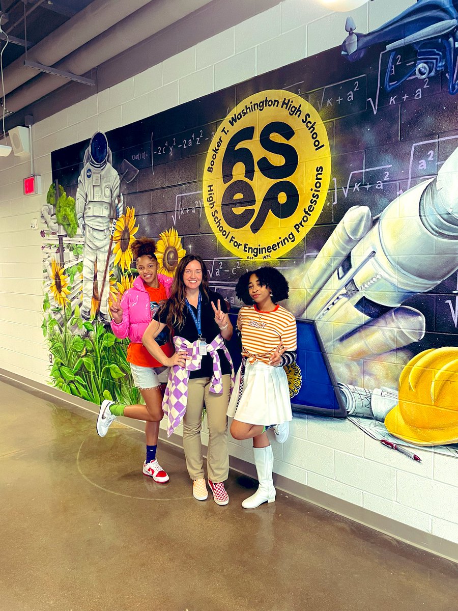 paintthetownMED's tweet photo. Kicking off homecoming week on a #mismatchmonday with two of my AP Chemistry students! I love showing BTW spirit! 💙💛@BTW_Houston @btw_hsep @HoustonISD https://t.co/YlBH8MjVrY