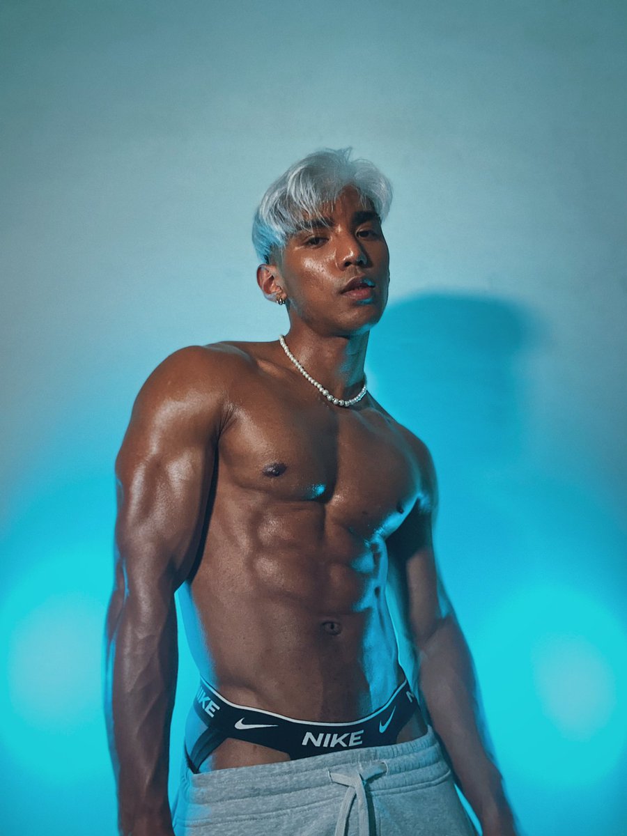 TannerX_94's tweet photo. Blue π what do you think? #muscleworship #muscles #oiledmuscle #gay #filipino https://t.co/Ln5VZz7czm