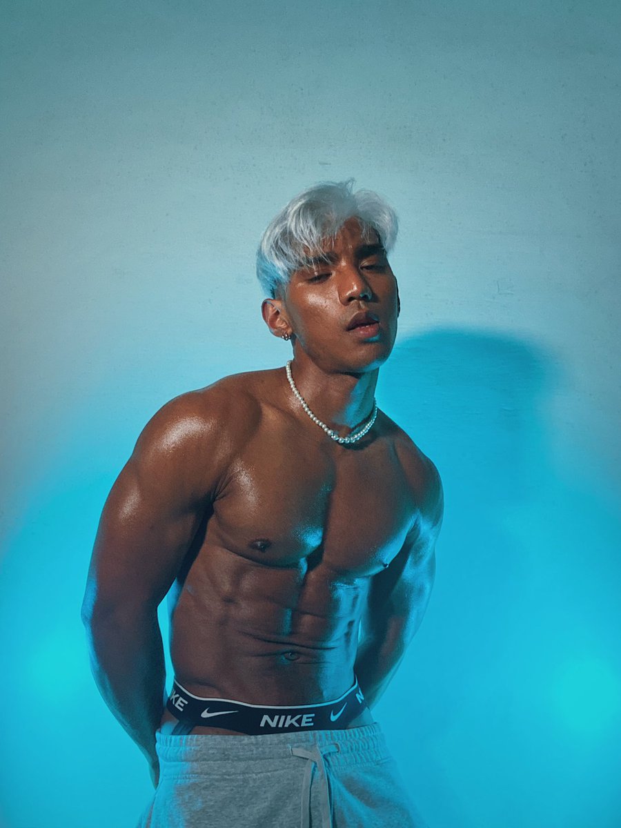 TannerX_94's tweet photo. Blue π what do you think? #muscleworship #muscles #oiledmuscle #gay #filipino https://t.co/Ln5VZz7czm
