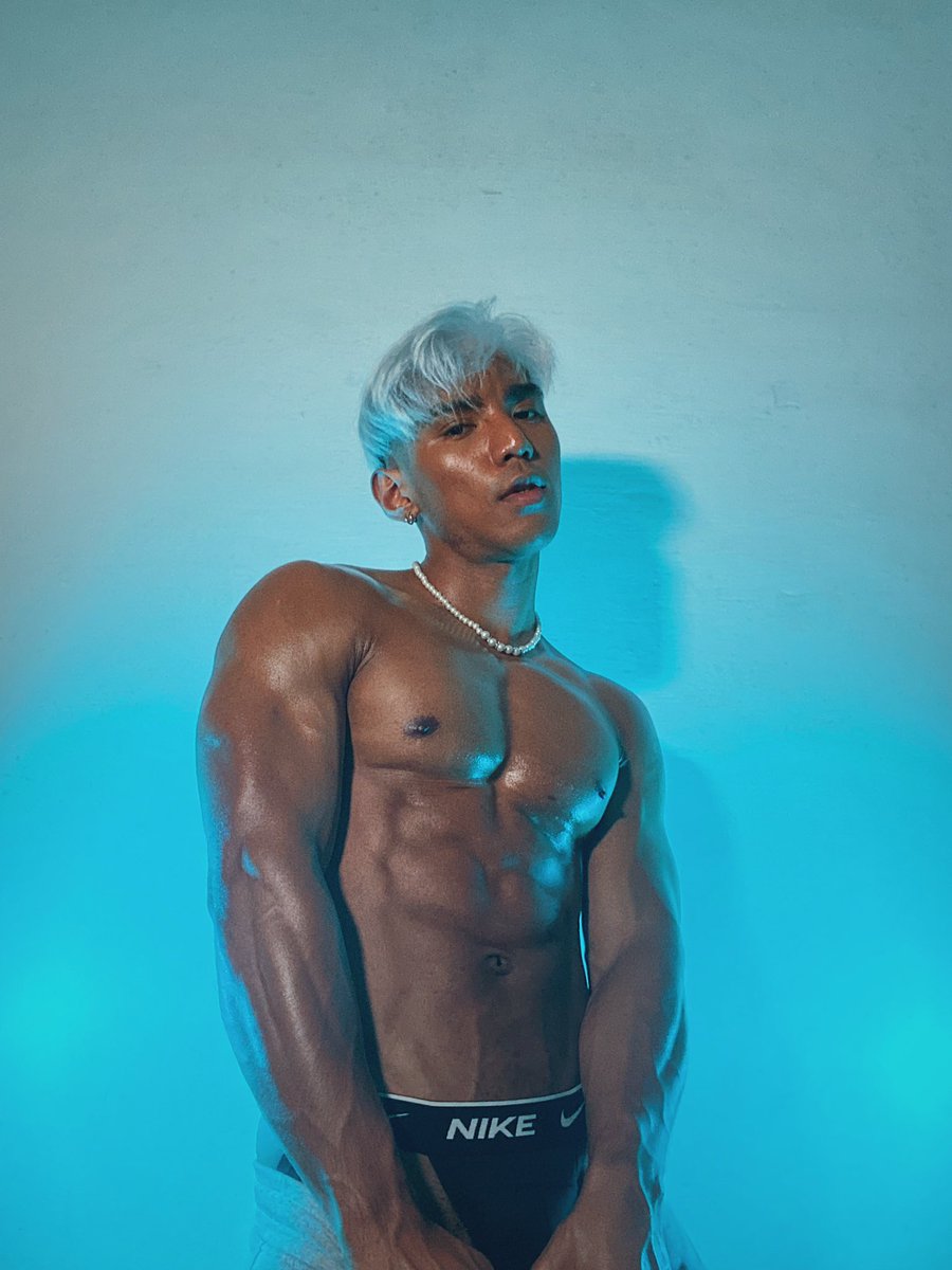TannerX_94's tweet photo. Blue π what do you think? #muscleworship #muscles #oiledmuscle #gay #filipino https://t.co/Ln5VZz7czm