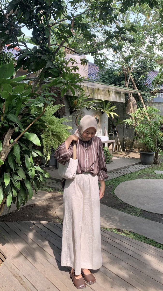 ilyndya's tweet photo. •kemeja stripes https://t.co/wbEehDlSeN
•sandal https://t.co/qo4aYPZgUI
•tas https://t.co/GUfoSUV0aC https://t.co/hjZvPtdhd7