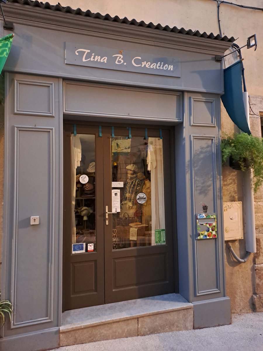 MRoffinella's tweet photo. #Hyères #CoeursDeVille #ParcoursDesArts
Le quartier où j'habite est une mine d'or de créat/eurs/rices - la boutique de boomerangs vaut vraiment le détour (ou le retour - c'est le cas de le dire !).
Photos : rue Franklin et rue de la République pour la boutique Boomerang. https://t.co/A4tw48cmXt