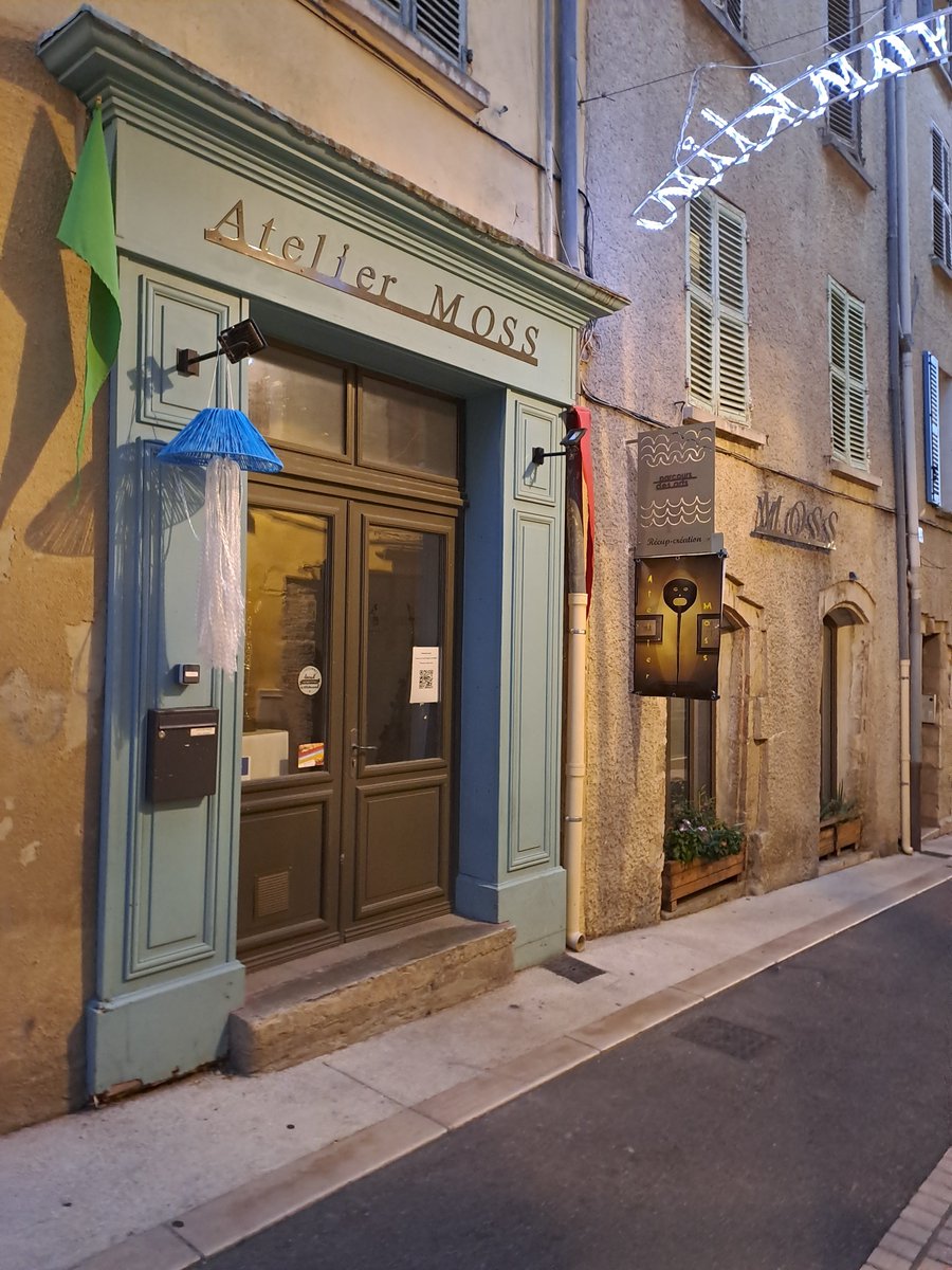 MRoffinella's tweet photo. #Hyères #CoeursDeVille #ParcoursDesArts
Le quartier où j'habite est une mine d'or de créat/eurs/rices - la boutique de boomerangs vaut vraiment le détour (ou le retour - c'est le cas de le dire !).
Photos : rue Franklin et rue de la République pour la boutique Boomerang. https://t.co/A4tw48cmXt
