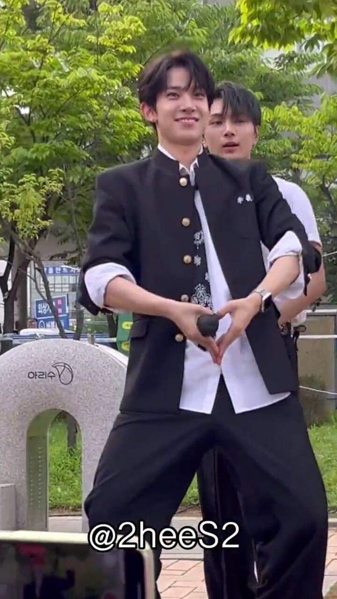 VlTAMINHEE's tweet photo. #heeseung heart pose https://t.co/xMaDcIMBfx