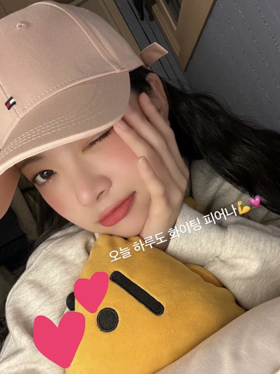 eunchahong's tweet photo. Coming right up with Eunchae and her daily selca! They said an Eunchae wink a day keeps the doctor away so here’s your vitamin for today 😋 오늘 하루도 화이팅 피어나 💪🏻💗 https://t.co/JxoSCI3SvN
