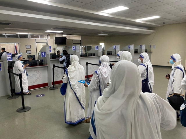 Nicaragua: cierre de OSC, radios comunitarias y canal de televisión por cable
Las monjas esperan en la oficina de inmigración en Costa Rica después de que las autoridades nicaragüenses cerraran su organización benéfica. Sacerdote Sunil Kumar vía Gallo Images.