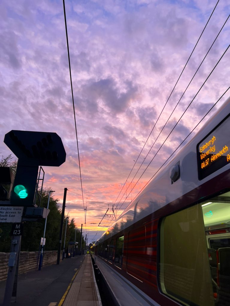 mariaberbece1's tweet photo. Good morning from 1S00 ✨ #LNER #sunrise https://t.co/QZMdsPr1Yi