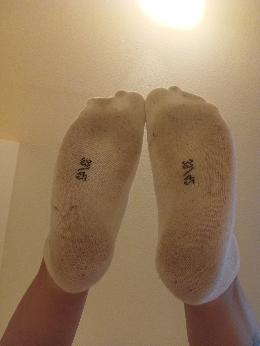 Welches kleine jämmerliches Looserschweinchen 🐷 hätte gerne meine Dreckigen Socken im Gesicht 😈
Also ab in meine DM's und Abdrücken 💸💰 und Bedanken nicht vergessen 
#sklaven #sklave #Zahlnutte #zahlsklave #geldsklave #findom #feet #füße #socken #sockenfetish #nylons