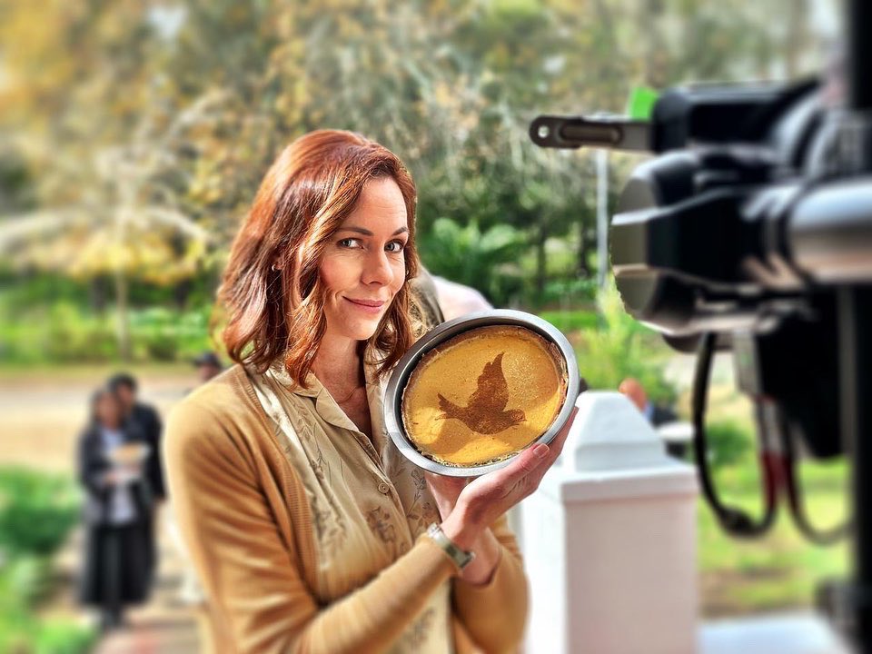 AnelAlexander's tweet photo. Nee, hierdie is nie ‘n advertensie vir my nuwe melktert ‘brand’ nie, maar wel vir my nuwe movie saam al hierdie lekker mense! ‘Die Vredesduiwe’ wys Saterdag 24 Sept @ 20:00 net op @kykNETtv. Photo credit: Sakkie Esterhuis aka die veelsydige @neelsvjaarsveld https://t.co/xcayQ7i5GI